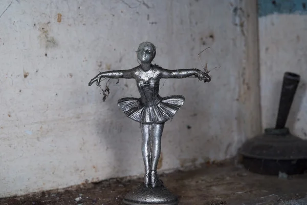 Très ancienne danseuse sculpture métallique recouverte de toile — Photo