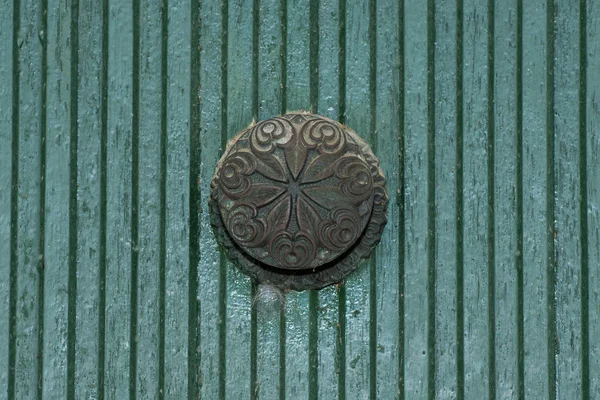 Puerta de madera pintada verde vieja con golpeador de hierro — Foto de Stock