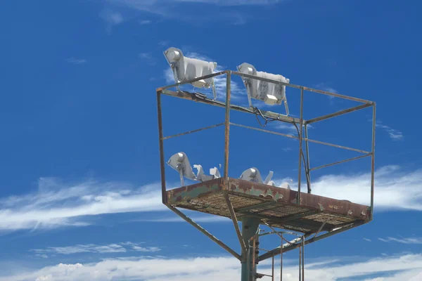 Vieux poteau de système de lumière sur le fond bleu — Photo