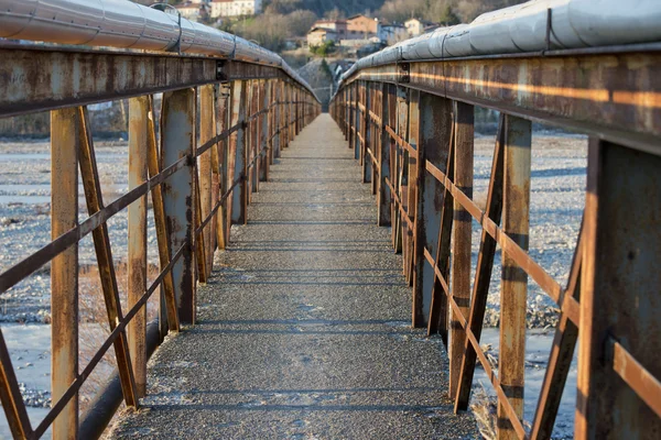 Régi fém híd a folyón — Stock Fotó