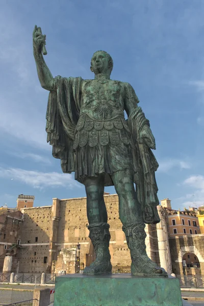 Roma Giant Emperor Statua in bronzo vicino ai fori imperiali — Foto Stock