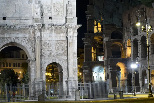 Roma Kolezyum ve ark gece görünümü — Stok fotoğraf