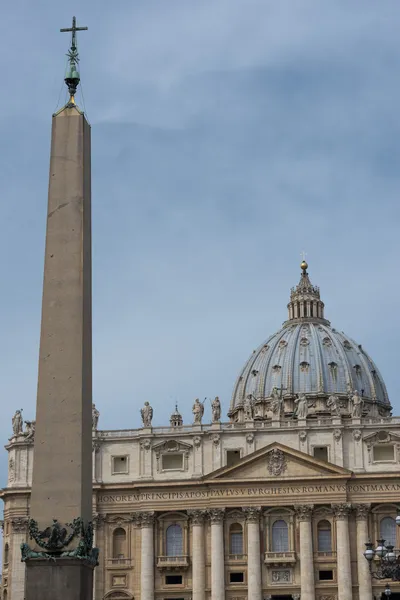 罗马梵蒂冈圣彼得贵要和方尖碑 — 图库照片
