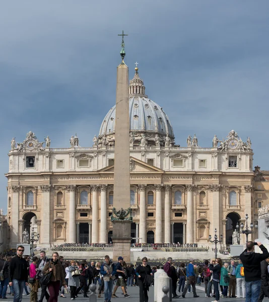 Roma vatican platz nach papst francis sonntagsmesse — Stockfoto