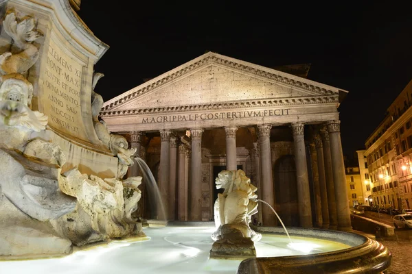 Roma Pantheon fonte vista noturna — Fotografia de Stock