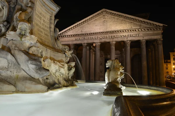 Roma Pantheon fonte vista noturna — Fotografia de Stock