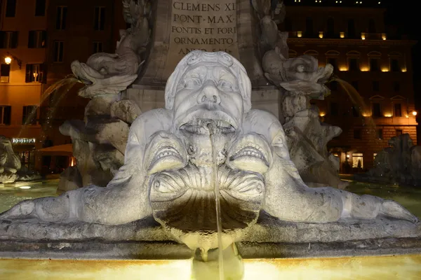 ローマ パンテオンの噴水夜景 — ストック写真