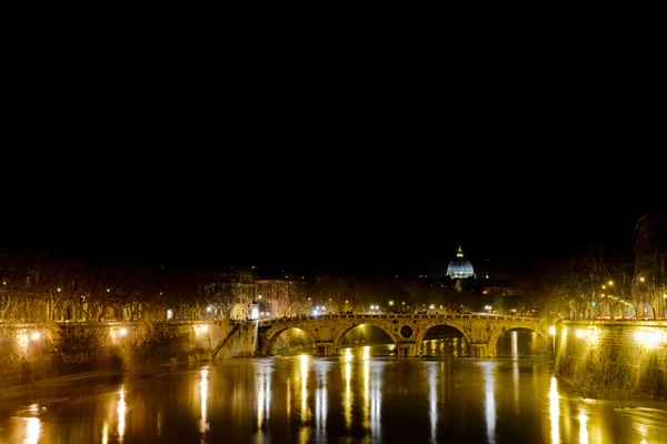 Rom Tivere Fluss Nacht Ansicht mit Saint Peter Kirche — Stockfoto