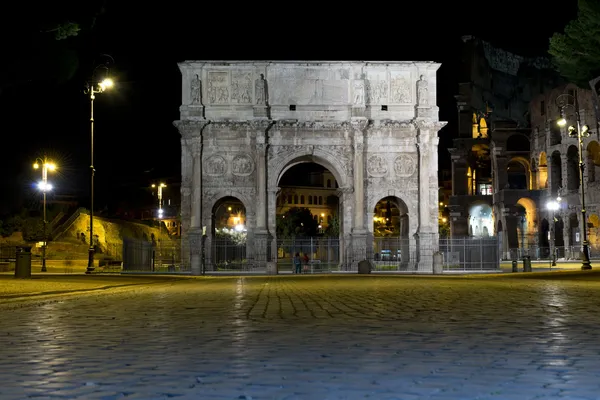 Arch Konstantin Kolezyum Roma gece görünümü — Stok fotoğraf