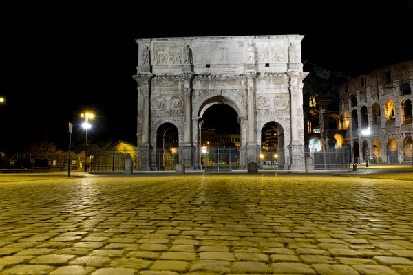 Arch Konstantin Kolezyum Roma gece görünümü — Stok fotoğraf