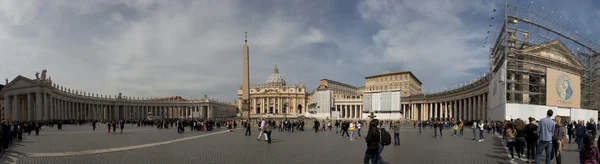 Vatikan, Vatikan - 8 Nisan 2013: Vatikan yer ve Aziz peter Kilisesi Papa francis sonra Pazar kitle — Stok fotoğraf