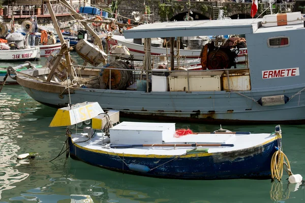 Bateau pour la pêche à la lueur des lampes dans l'amarrage méditerranéen au port — Photo