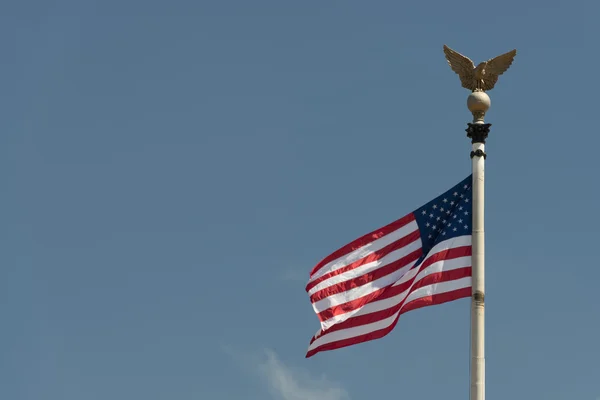 Amerikaanse usa vlag op de hemelachtergrond — Stockfoto