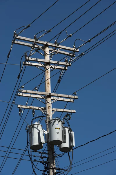 Cavi della linea elettrica sullo sfondo del cielo blu — Foto Stock