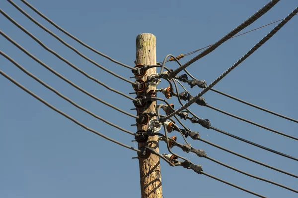 Cables de línea de alimentación en el fondo del cielo azul — Foto de Stock