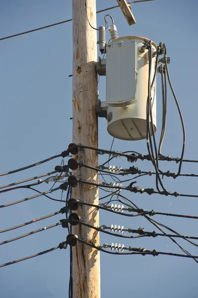 Кабели линии электропередач на фоне голубого неба — стоковое фото