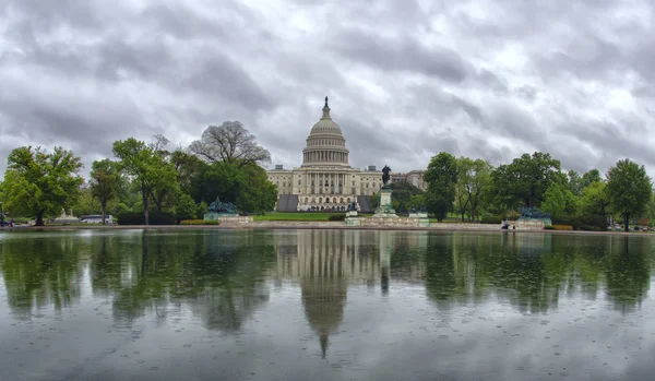 Вашингтон Капитал в условиях сильного дождя — стоковое фото
