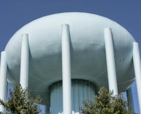 Una torre de agua en el cielo azul profundo — Foto de Stock