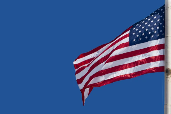 ABD Amerikan bayrağı yıldızlar ve çizgiler üzerinde mavi gökyüzü arka plan — Stok fotoğraf