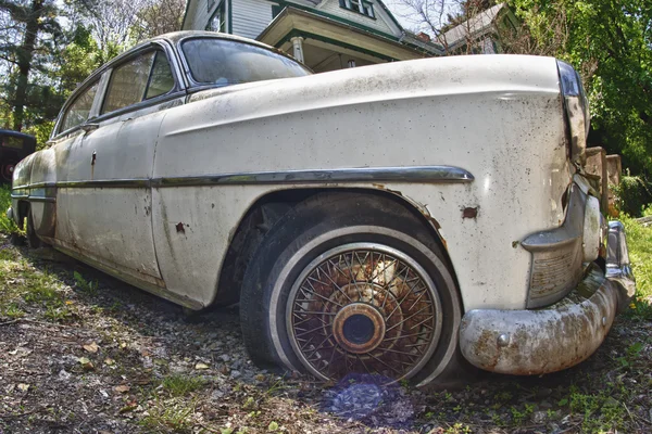 Stary porzucony samochód — Zdjęcie stockowe