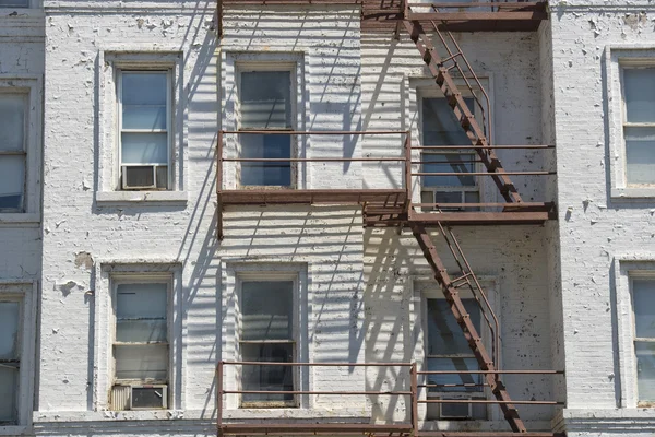 Ржавая пожарная лестница на заброшенном здании в Нью-Йорке — стоковое фото