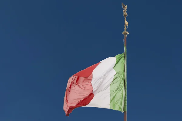 Italiensk flagg av Italien på blå himmel bakgrund — Stockfoto