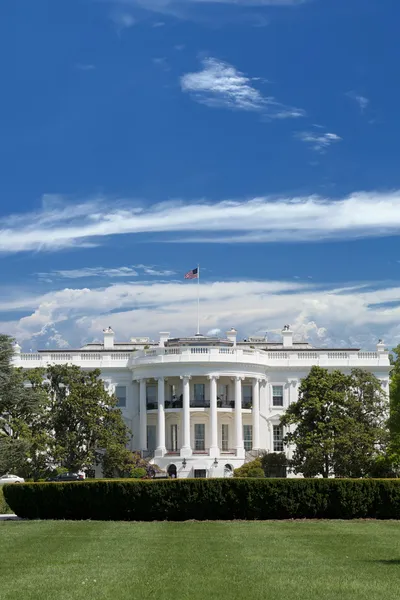 Biały dom na błękitne niebo pochmurne — Zdjęcie stockowe
