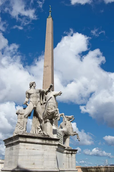 Estátua medieval de Roma com obelisco — Fotografia de Stock