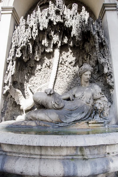 Римский средневековый фонтан — стоковое фото