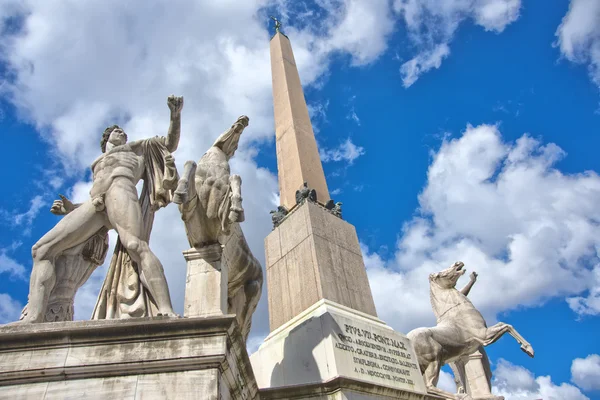 ローマのオベリスクと中世彫像 — ストック写真
