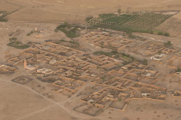 Maroc assentamento no deserto perto de Marrakech vista aérea — Fotografia de Stock