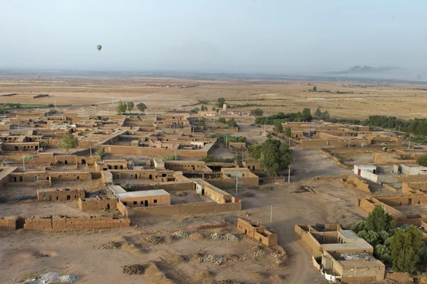 Maroc asentamiento en el desierto cerca de Marrakech vista aérea —  Fotos de Stock