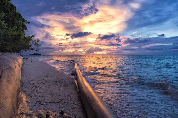 Unglaublicher Sonnenuntergang am wunderschönen türkisfarbenen Strand des tropischen Paradieses — Stockfoto