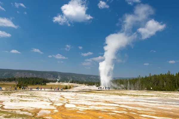 Yellowstone гейзер старий вірних під час виверження — стокове фото