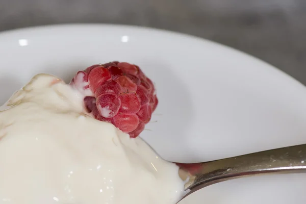 Lampone rosso e fragola sul gelato — Foto Stock