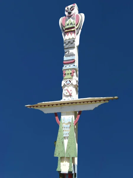 Un palo di legno totem — Foto Stock