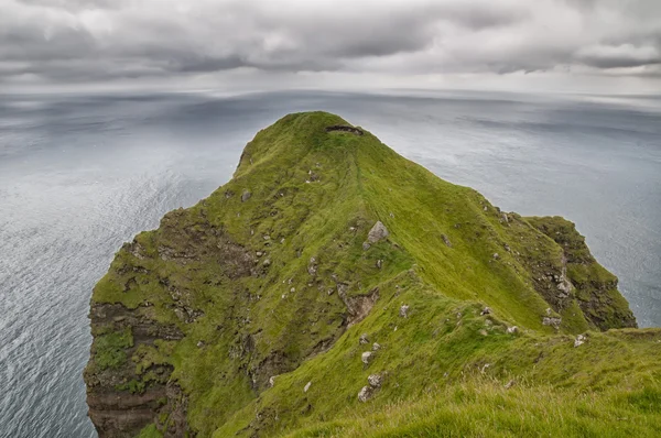 Paysage des falaises du Far Oer — Photo