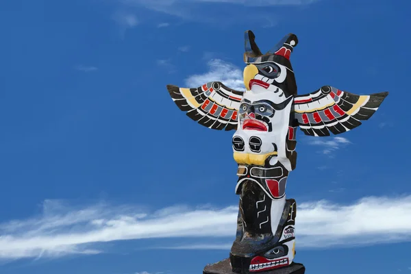 A totem wood pole in the blue cloudy background — Stock Photo, Image