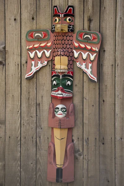 Um poste de madeira totem — Fotografia de Stock