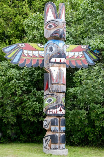 Um poste de madeira totem — Fotografia de Stock