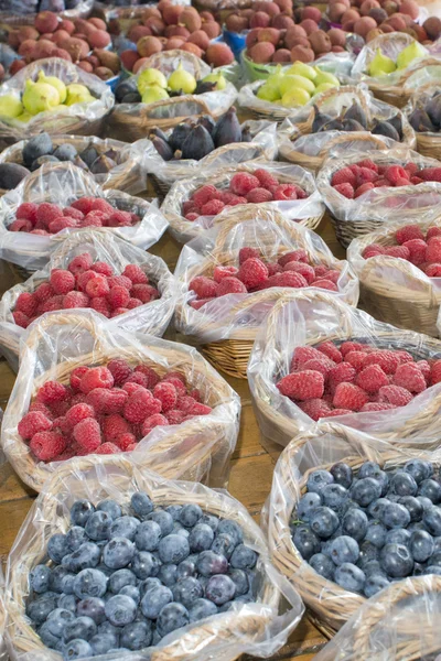 Frutas e produtos hortícolas orgânicos: fruta macia — Fotografia de Stock