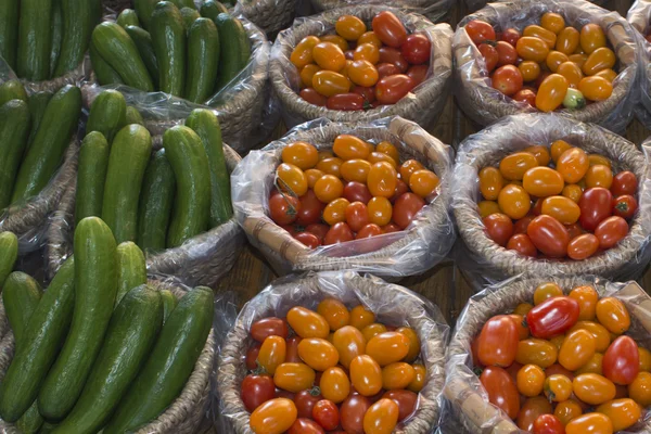 Organiczne owoce i warzywa: — Zdjęcie stockowe