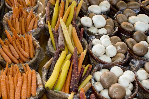 Organic Fruit and vegetables: carrots and mushrooms — Stock Photo, Image