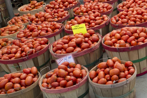 Organicznych owoców i warzyw: pomidorów — Zdjęcie stockowe