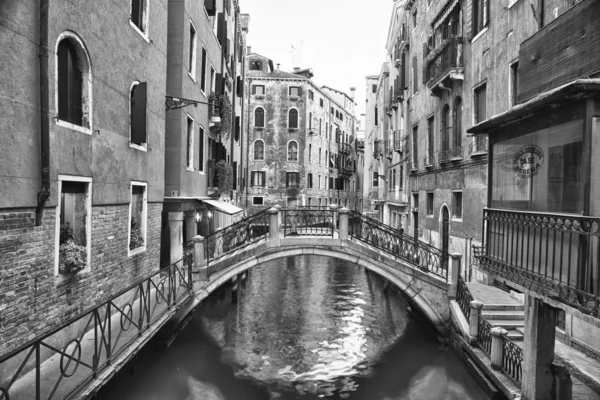 Venedig Blick auf Kanäle bw — Stockfoto