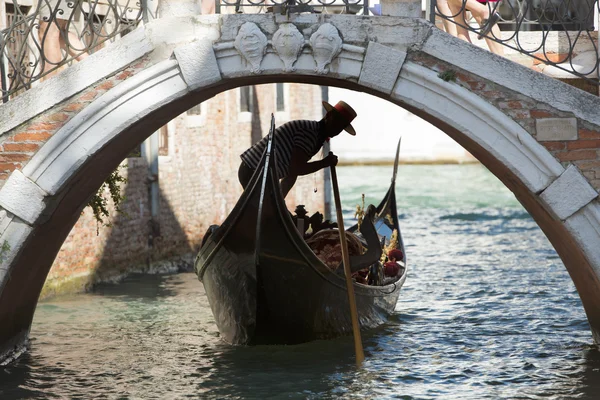 Venice bridge with gondola — Stock Photo, Image