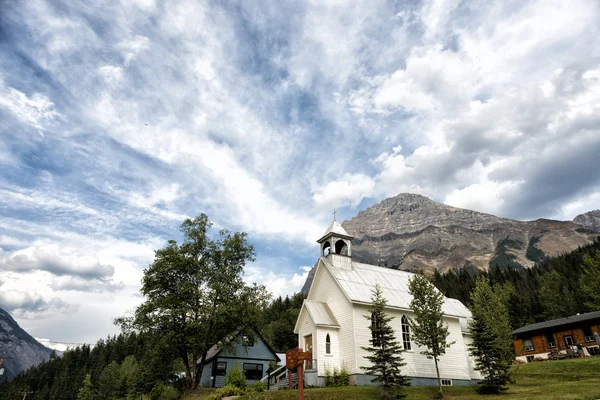 Iglesia de montaña blanca —  Fotos de Stock