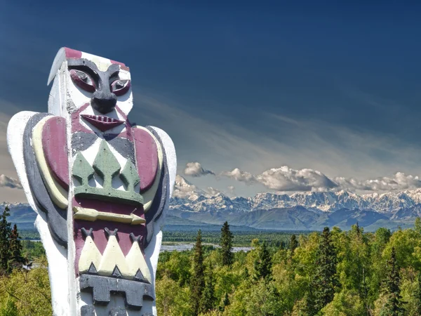 Un totem palo di legno sullo sfondo della montagna — Foto Stock