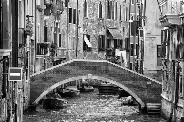 Venezianische Kanäle in schwarz-weiß — Stockfoto