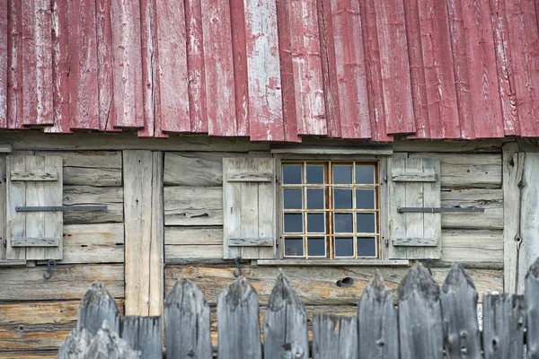 Stare okna drewniane chaty — Zdjęcie stockowe